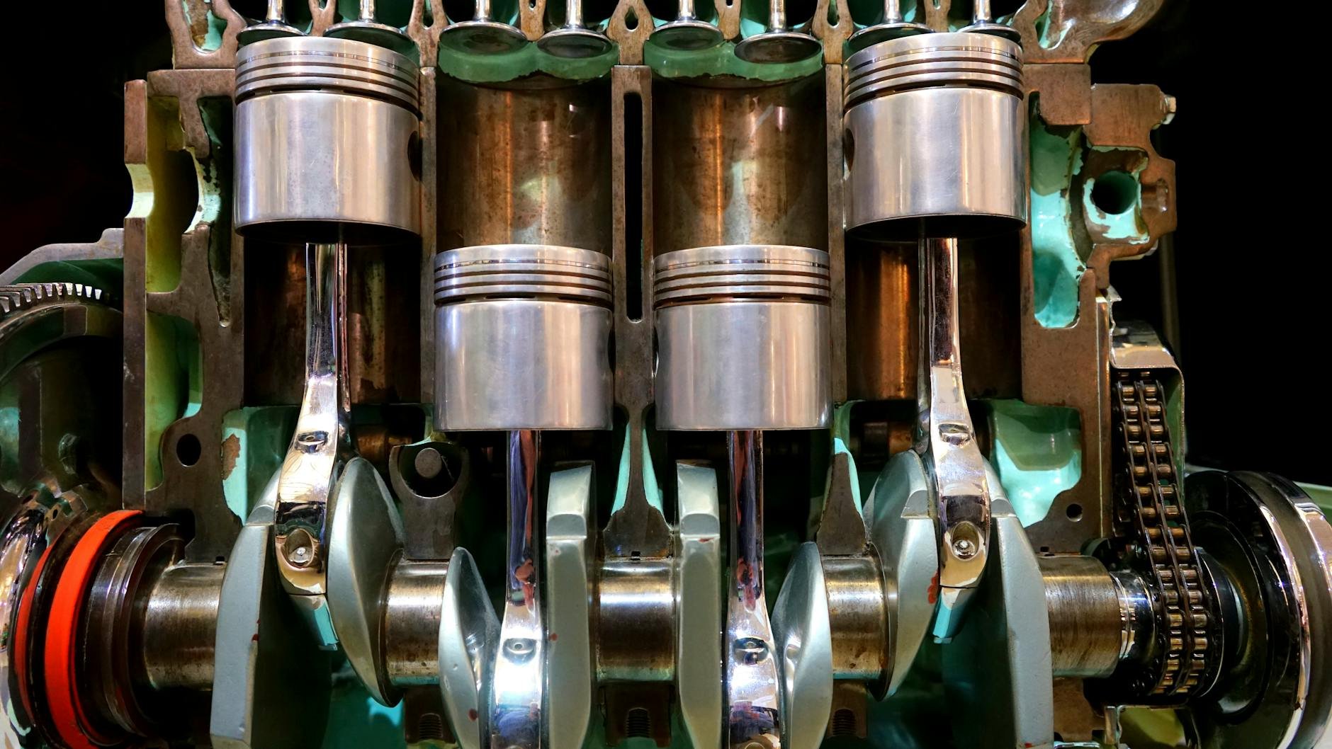 Hydraulic cylinders and pumps in industrial setting - Go9